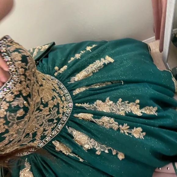 Elegant Green Dress with Gold Accents for Quinceaera - sanvalentin.cl